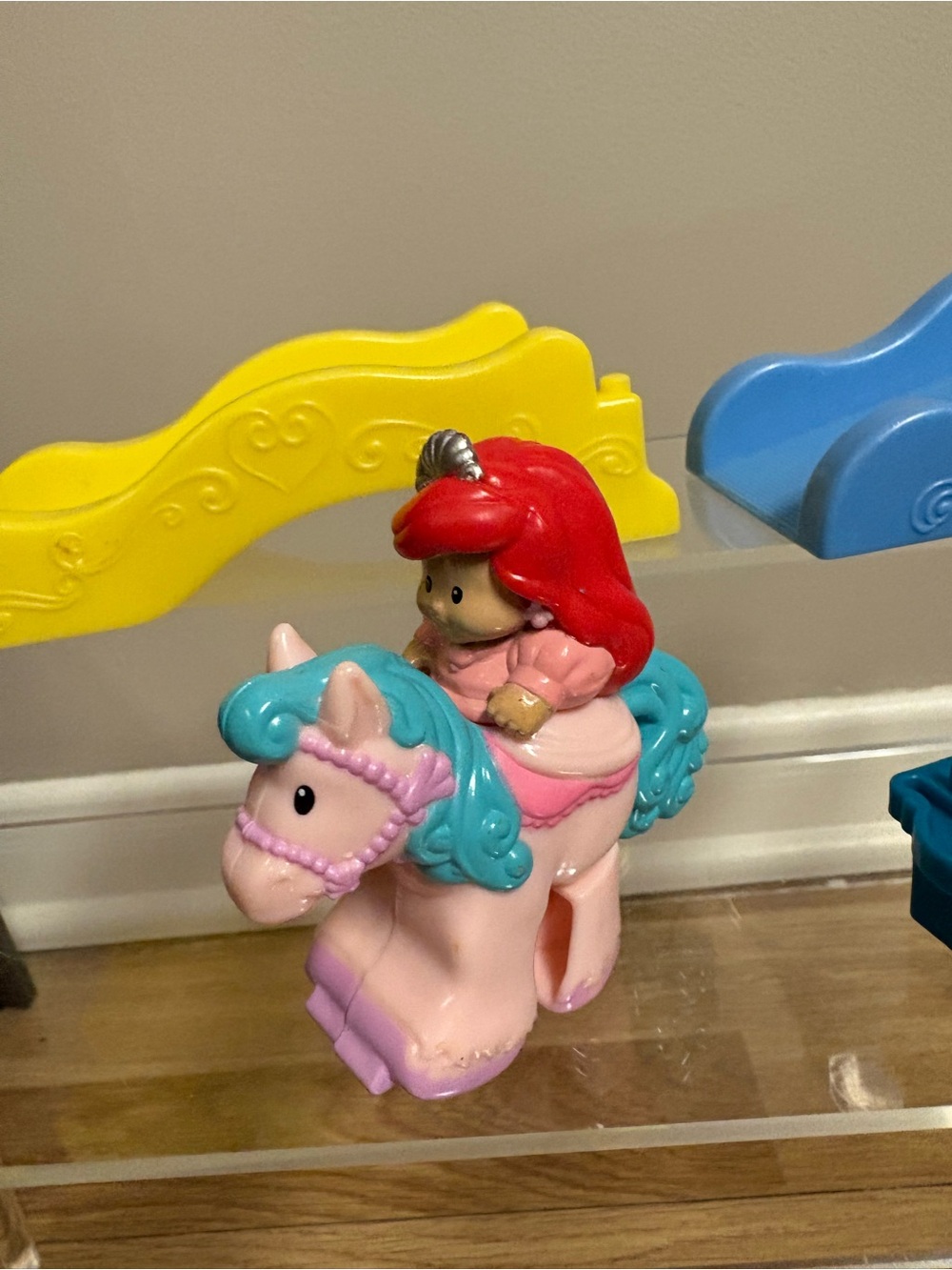 Fisher-Price Disney Ariel Klip Klop Little people with slide ramp - Picture 2 of 9